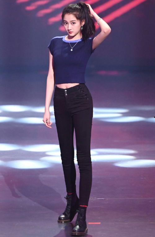 关晓彤紧身裤照片,展现青春活力